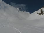 On monte donc dans ce couloir (La Chenau) qui se redressent avant le Pt2079, centre droit de la photo