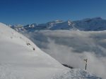 On débouche au col avec le panneau d'été, le restaurant d'altitude se trouvait sur la gauche. Belle vue sur les Diablerets. Cela fait plaisir de trouver le soleil mais quel vent ! Brrr.