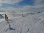 Le sommet du Pic Chaussy (2351.4m) avec des piquets qui ont été installé. Un vent fort souffle et je dois mettre mon deuxième coupe vent pour tenir.