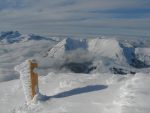 Le Mont d'Or et les pistes de ski des Mosses et un piquet du sommet dont la neige s'accroche