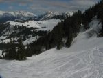 Un skieur fatigué se repose au milieu de la pente, pas le meilleur endroit !