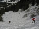Dans la descente, il faut éviter les skieurs qui montent tardivement !