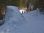 Ce tas de neige est un toblerone, on rejoint la route sous le Pt1241, pour partir à droite.