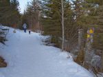 Non Valdine on part à droite, pour passer sous le chalet plus loin