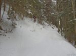 Je rencontre des raquetteurs qui me devancent. La route est sur la droite, mais les conditions de neige permettent d'emprunter le chemin d'été, peu pratique en ski mais c'est un bon raccourci.