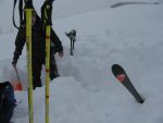 Je croise un skieur qui tombe et je l'aide à rechercher ses skis, exercice de pelletage !