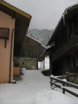 Départ depuis Léoutre (Frenières-sur-Bex) peu après le BnB, il y a quelques places de parcs devant cette maison rose toujours fermée quand je viens.