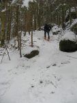 La couche de neige est limite, les cailloux et branches en prime. Des passages à l'arrache