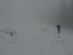 La couche de neige est limite, dans la descente Christian a sérieusement abimé la semelle d'un ski !