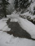 La route est une vraie catastrophe, fort peu de neige parfois et surtout trop de cailloux. On avance en ralentissant avec les bâtons !