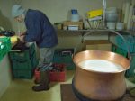 Fernand et son chaudron en cuivre où le lait va être chauffé pour cailler