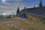 La ferme de Petite Dent, vue sur le lac de Joux gelé.