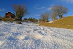 La neige est soufflée et cela crée des vagues