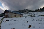 Le chalet L'Arpille avec le cantonnier devant