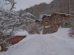 Je descends un peu, puis je mets les skis pour monter la première rue sur la droite