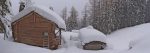 Sur ce chemin, une clairière s'ouvre à nous depuis ce chalet.