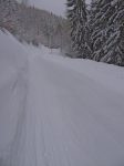 La route vient d'être dégagée, on skie donc sur le coté