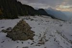 En montant je n'ai pas fait attention, pourtant ce cairn est bien visible. Je rejoins donc le chemin de la montée