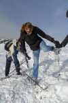 Nous bifurquons au niveau des maisons. Le chemin d'été part tout droit, mais nous allons suivre une trace de skis droit en haut, sur la droite